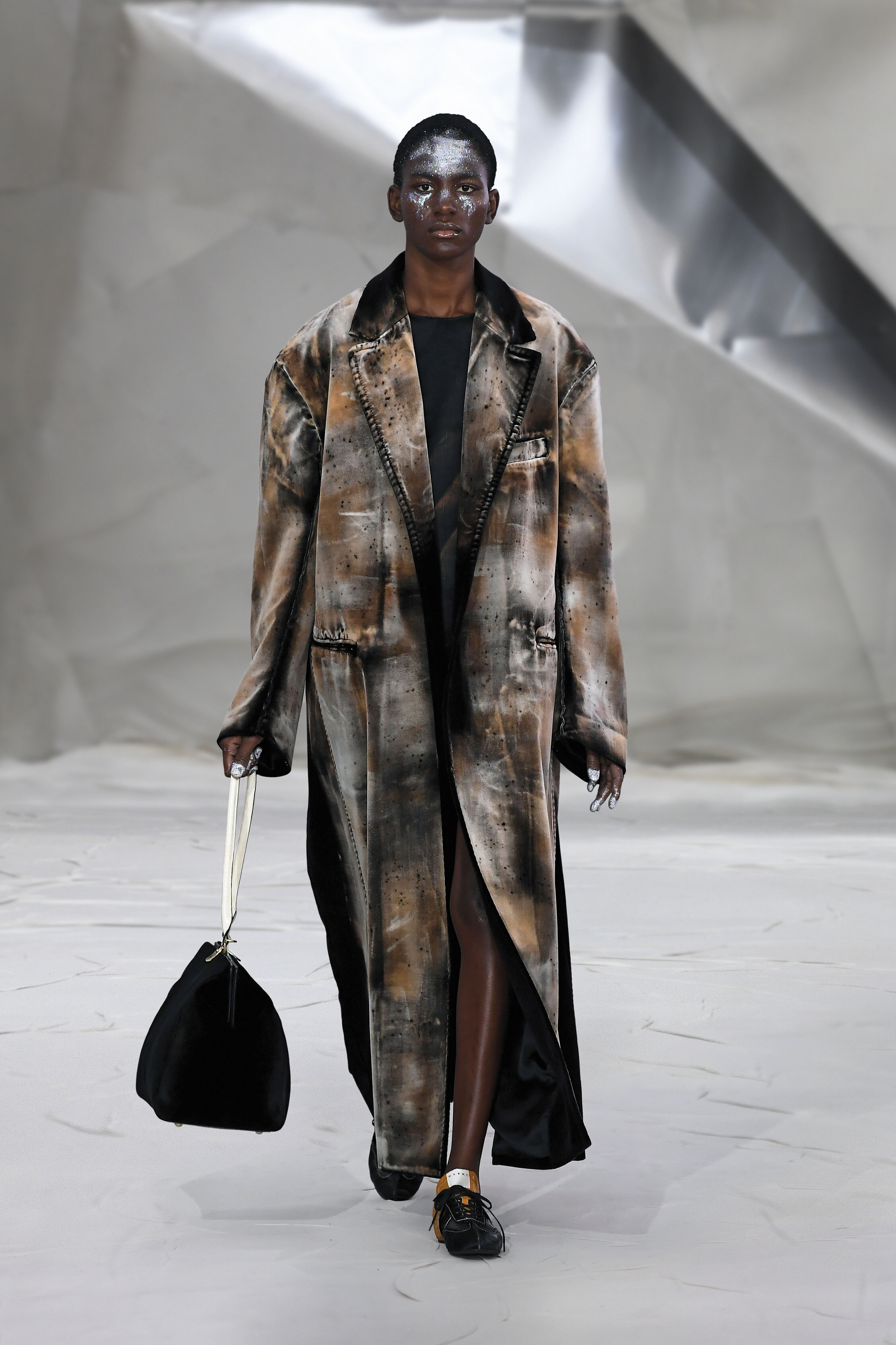 コート MARNI FW20 DOUBLE-BREASTED TRENCH (CPMA0146QU_TP677CHM24) Short black cotton trench with Marni Symbol | Marni